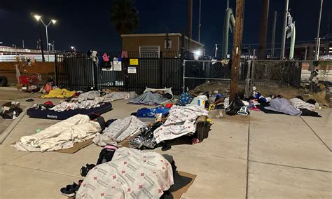 Cientos de migrantes duermen en las calles de El Paso, Texas, mientras se anticipa que la cantidad siga aumentando